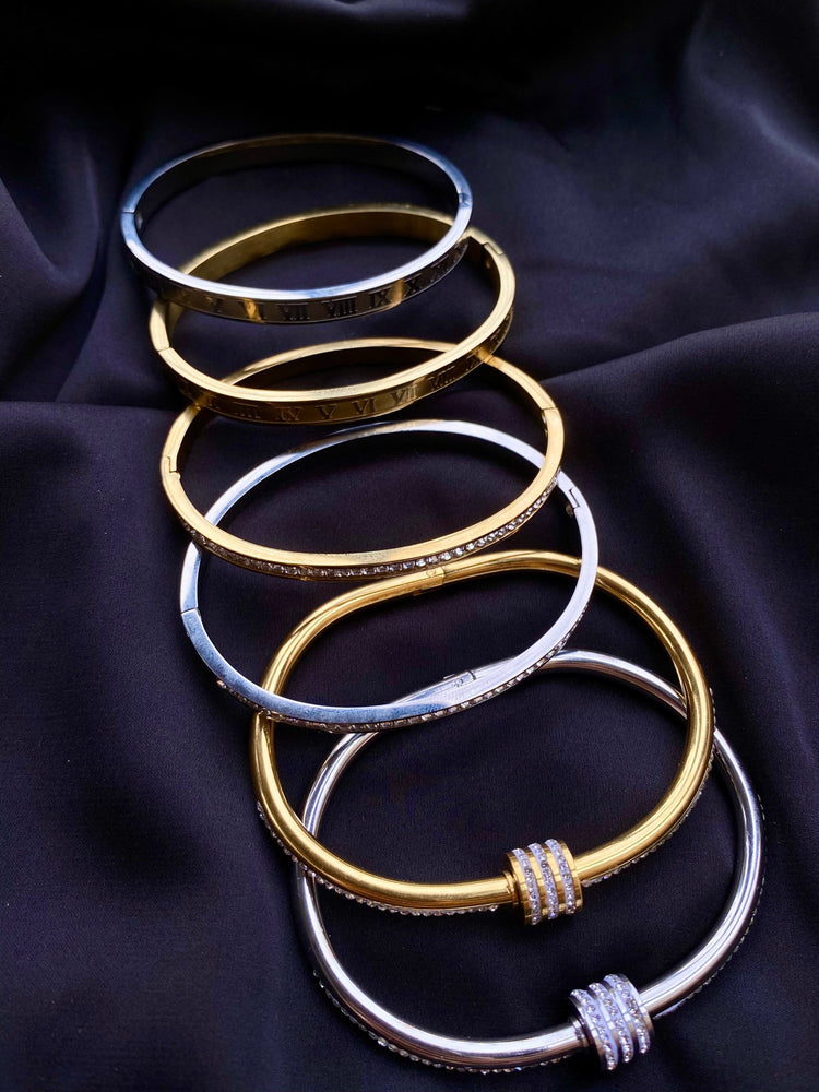 Laissez-vous séduire par ces joncs au design épuré et intemporel. Leur finition soignée et leur brillance discrète en font des accessoires parfaits pour sublimer toutes vos tenues, du quotidien aux occasions spéciales.